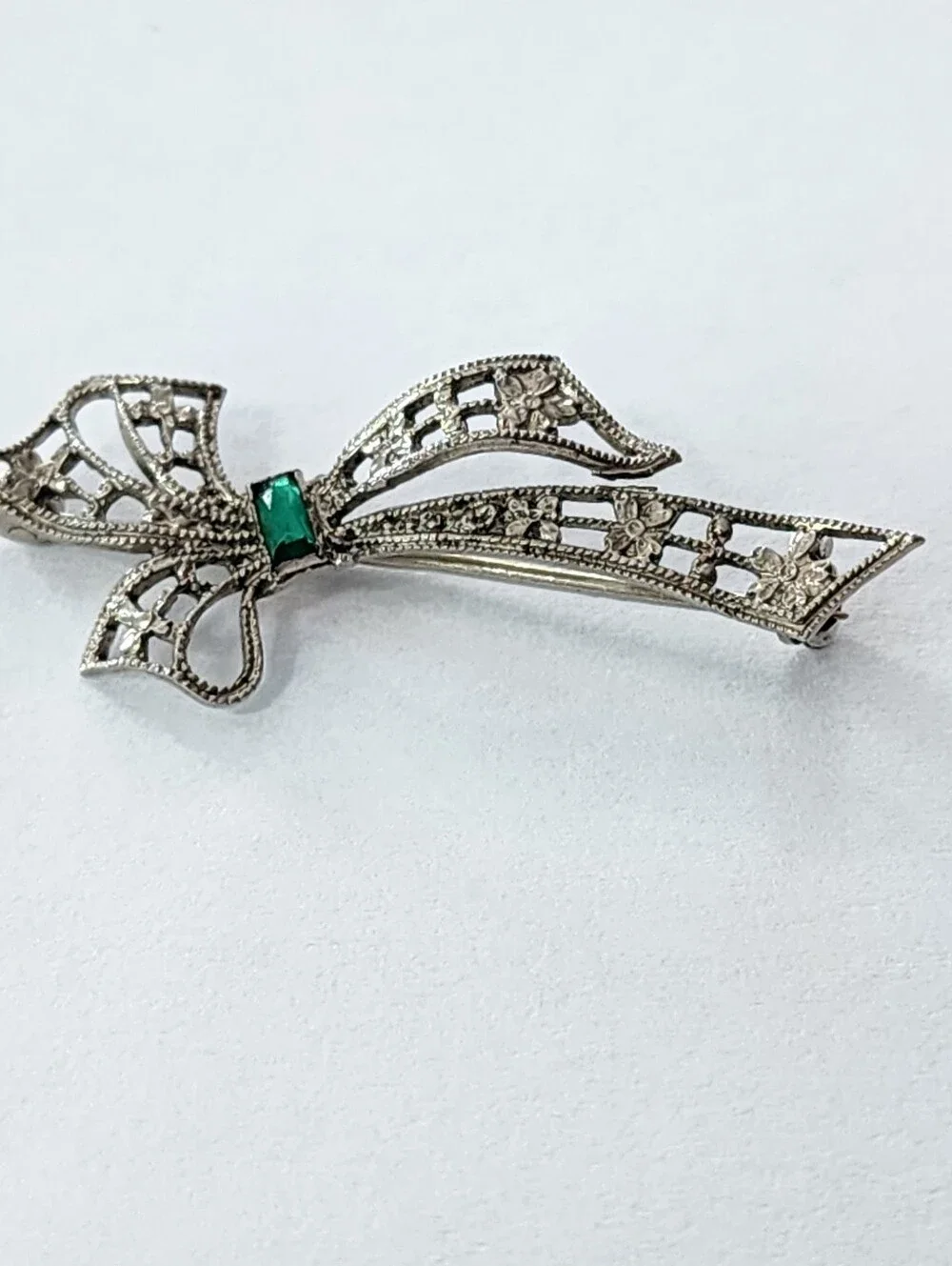 Sterling Silver Brooch Art Deco Green Stone Filigree Bow Dainty Delicate KB Mark
